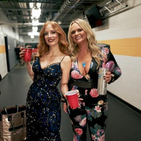 nashville, tennessee, 09 de novembro jessica chastain e miranda lambert posam nos bastidores durante a 56ª edição anual da música country prêmios da associação na arena de bridgestone em 09 de novembro de 2022 em nashville, tennessee foto de john shearergetty imagens para cma