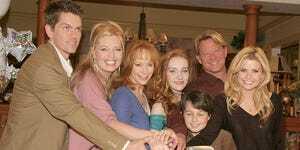 culver city, ca 12 de dezembro lr steve howey, melissa peterman, reba mcentire, joanna garcia, mitch holeman, christopher rich e scarlett pomers do elenco de reba participa de uma comemoração do 100º episódio do programa 12 de dezembro de 2005 em culver city, califórnia foto de marsaili mcgrathgetty imagens