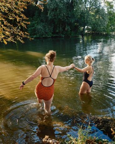 Reino Unido, Buckinghamshire, Hurley, mulheres nadando selvagem no rio Tâmisa