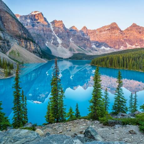 lago morena no vale dos dez picos do parque nacional de banff, montanhas rochosas canadenses