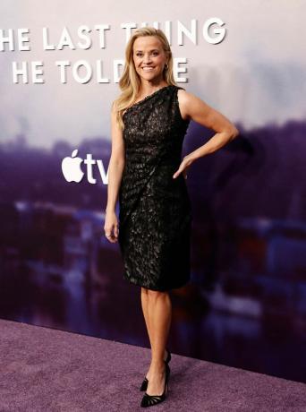 a atriz americana reese witherspoon chega para a apple tv a última coisa que ele me disse estréia no bruin regency teatro em Westwood, Califórnia, em 13 de abril de 2023 foto de michael tran afp foto de michael tranafp via getty imagens