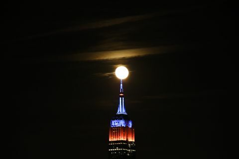 Super Lua de Caçador Cheia Nasce Atrás da Cidade de Nova York