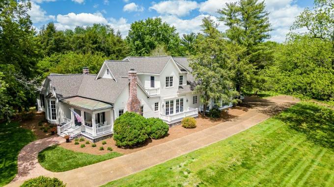 exterior da casa de trisha yearwood