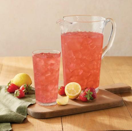 jarra de limonada de morango com barril de biscoito, que acompanha o calor da Páscoa e serve refeições