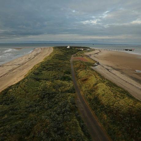 Spurn Head, Inglaterra, 12 de outubro, uma visão geral de Spurn Point, em 12 de outubro de 2012, em Spurn Head, Inglaterra, a reserva costeira de Spurn Point foi administrada pelo yorkshire Wildlife Trust desde a década de 1950, depois que foi comprado do mod e compreende uma península estreita e curva de três milhas e meia de comprimento, composta por uma série de bancos de areia e cascalho gramados, e lodaçais a reserva, que tem apenas 50 metros de largura em alguns pontos, fica na margem norte do estuário de Humber, onde o mar do Norte encontra o rio Humber e é significativamente afetada por erosão costeira devido à localização dos rejeitos, é uma das áreas chave do país para observação ornitológica, pois é a primeira terra para muitas espécies migratórias em seu caminho ao longo do do mar do norte à Escandinávia e além, os observadores de pássaros se reúnem durante o outono, quando é provável que avistem uma variedade de diferentes aves migratórias, incluindo amoreiras, redstarts, gaviões, picanços, corujas de orelhas curtas, tempestades, gansos, nó e ostraceiros espécies mais raras também são avistamentos comuns, incluindo toutinegra raddes, rouxinol e braseiro foto de dan Imagens de kitwoodgetty