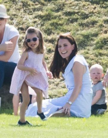 Príncipe George e princesa Charlotte brincam com Kate Middleton