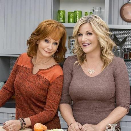 trisha e reba em sua cozinha