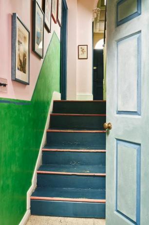 escada pintada de azul na casa de oxford de Annie Sloan