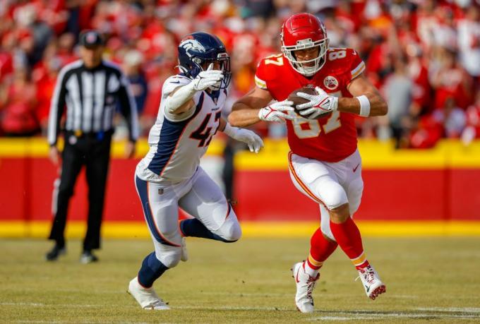 Kansas City, Mo 01 de janeiro Travis Kelce 87 dos chefes de Kansas City consegue um passe no primeiro quarto perto de Josey Jewell 47 dos Denver Broncos no Arrowhead Stadium em 1º de janeiro de 2023 em Kansas City, Missouri foto de David Eulittgetty imagens