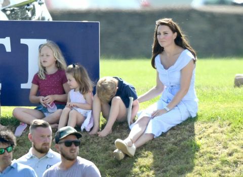 Príncipe George e princesa Charlotte brincam com Kate Middleton