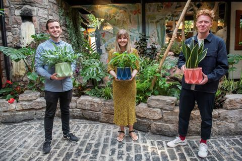 martin keane, eilidh cunningham e andrew flynn seguram os potes ecológicos