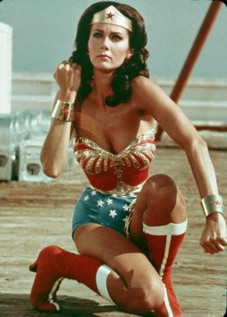 Lynda Carter em ação como Mulher Maravilha em 1977.