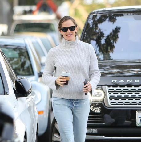 Jennifer Garner segurando uma xícara de café reutilizável em Los Angeles, 26 de março de 2019