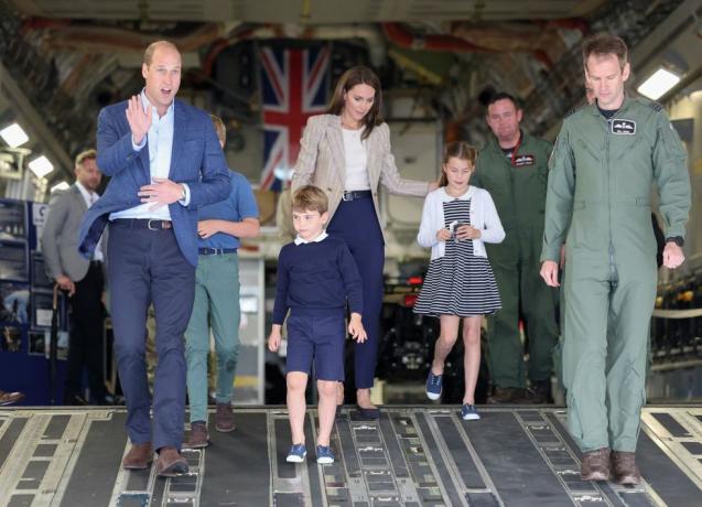 fairford, inglaterra, 14 de julho príncipe william, príncipe de gales e catherine, princesa de gales com príncipe george de gales, princesa charlotte de gales e príncipe louis of wales c enquanto descem a rampa de um avião c17 durante sua visita ao air tattoo em raf fairford em 14 de julho de 2023 em fairford, inglaterra o príncipe e a princesa de Gales têm uma forte relação com a raf, tendo o príncipe servido na força de busca e salvamento por mais de três anos, baseado na raf vale em anglesey o príncipe é comodoro honorário do ar de raf coningsby e a princesa é comodoro honorário do ar dos cadetes do ar foto de chris jacksongetty imagens