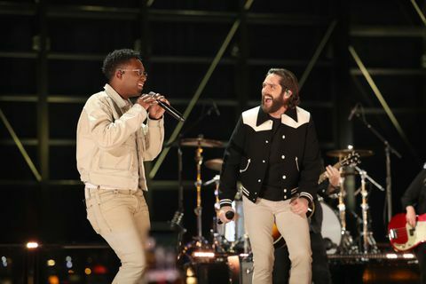 thomas rhett e breland se apresentando no acm awards