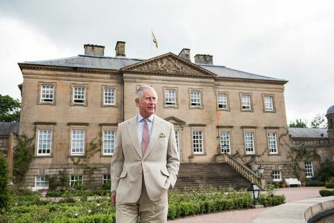 Príncipe Charles do lado de fora da Casa Dumfries