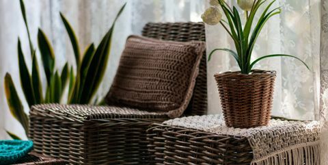 sala de estar com mesas e cadeiras e enfeites de vasos feitos de rattan