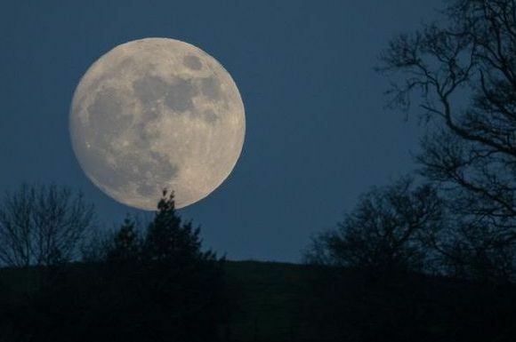 lua de lobo nasce sobre glastonbury antes dos avisos de mau tempo do escritório