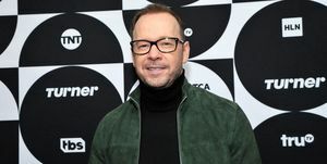 pasadena, ca, 11 de fevereiro, Donnie Wahlberg posa na sala verde durante a turnê de imprensa de inverno do TCA Turner 2019 no Langham Huntington Hotel and Spa em 11 de fevereiro de 2019 em Pasadena, Califórnia 505702 foto de John Sciulligetty Images for torneiro