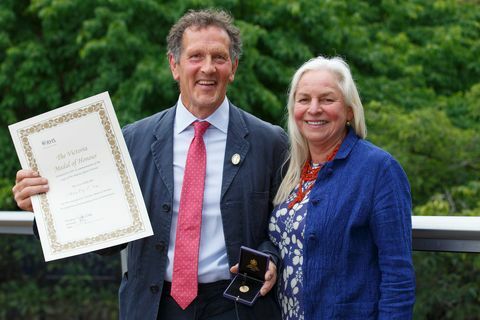 o jardineiro da tv monty don e a esposa sarah posam com sua medalha de honra rhs victoria que ele recebeu por serviços excepcionais à horticultura durante o press day rhs chelsea flower show 2022, segunda-feira, 23 de maio de 2022 rhs luke macgregor