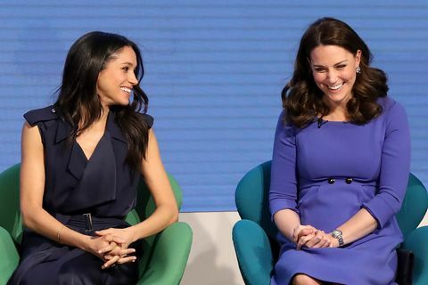 Londres, Inglaterra, 28 de fevereiro, meghan markle e catherine, duquesa de cambridge, participam do primeiro fórum anual da fundação real realizado em aviva em 28 de fevereiro de 2018 em londres, inglaterra, com o tema fazendo a diferença juntos, o evento apresentará os programas executados ou iniciados pela fundação real foto de chris jackson wpa poolgetty imagens