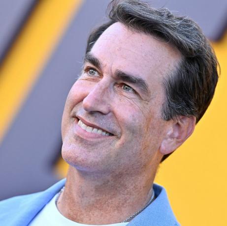 rob riggle comparece à estréia de los angeles do netflixs me time