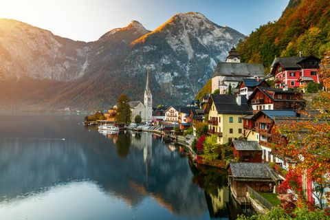 vista do nascer do sol da famosa aldeia de montanha hallstatt com lago hallstatter, áustria