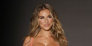 Jessie James Decker desfila de biquíni rosa e salto dourado