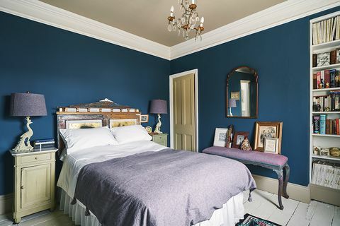 quarto sombrio azul e roxo na casa de oxford de Annie Sloan