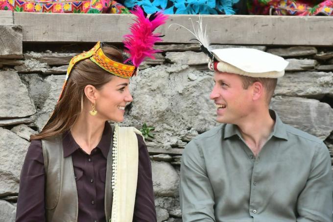 chitral, paquistão, 16 de outubro príncipe william, duque de cambridge e catherine, duquesa de cambridge visitam um assentamento do povo kalash, para aprenda mais sobre sua cultura e herança única, em 16 de outubro de 2019 em chitral, paquistão, suas altezas reais, o duque e a duquesa de cambridge está em visita ao paquistão entre 14 e 18 de outubro a pedido do escritório estrangeiro e da commonwealth foto de samir imagem Husseinwire