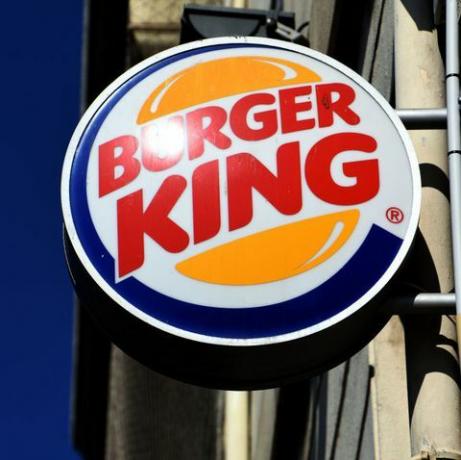 marseille, frança 20200718 o logotipo do burger king visto em uma filial de um restaurante em marseille foto por gerard bottinosopa imageslightrocket via getty images
