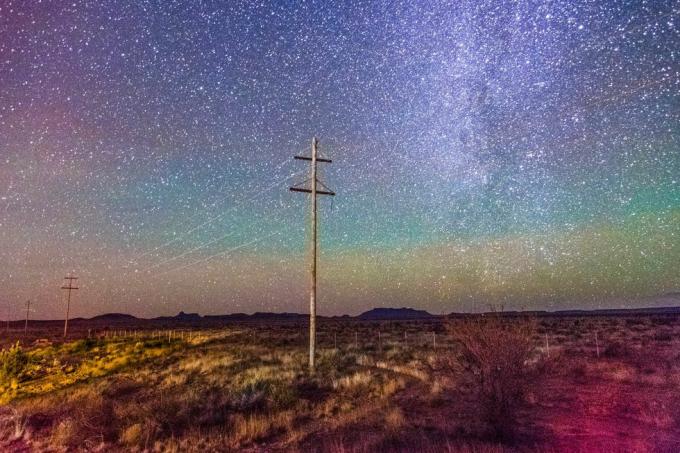 fotografia de longa exposição tirada de marfa, texas observatory na beira da rodovia 90