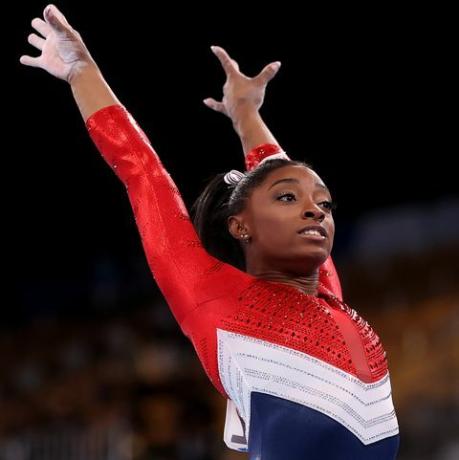 Tóquio, Japão, 27 de julho Simone Biles da equipe dos Estados Unidos compete no salto durante a final da equipe feminina, no quarto dia do jogos olímpicos de tokyo 2020 no ariake gymnastics center em 27 de julho de 2021 em tokyo, japão foto de laurence griffithsgetty imagens