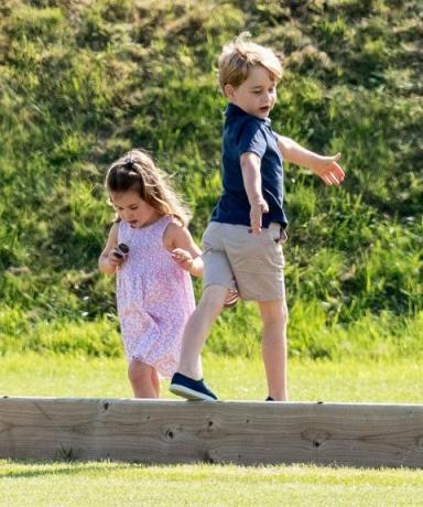 Príncipe George e princesa Charlotte brincam com Kate Middleton