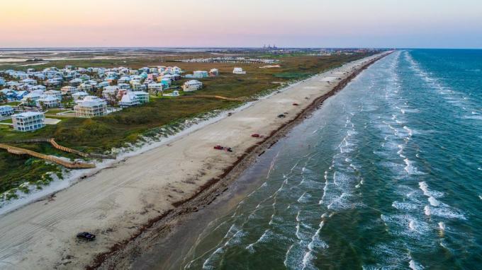 padre island uma noite colorida na praia visão aérea de drone sobre as ondas padre island texas costa do golfo paraíso segredo de fuga