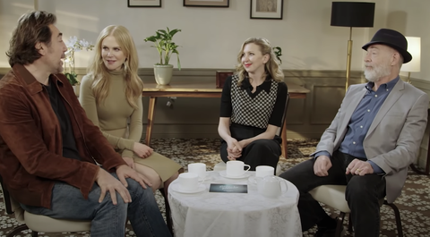 nicole kidman, javier bardem, jk simmons e nina arianda sentam-se ao redor da mesa para discutir as filmagens sendo os ricardos