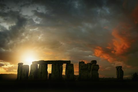 Nascer do sol sobre Stonehenge, Wiltshire, Reino Unido