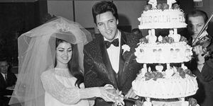 Elvis e Priscilla Presley cortaram o bolo de casamento