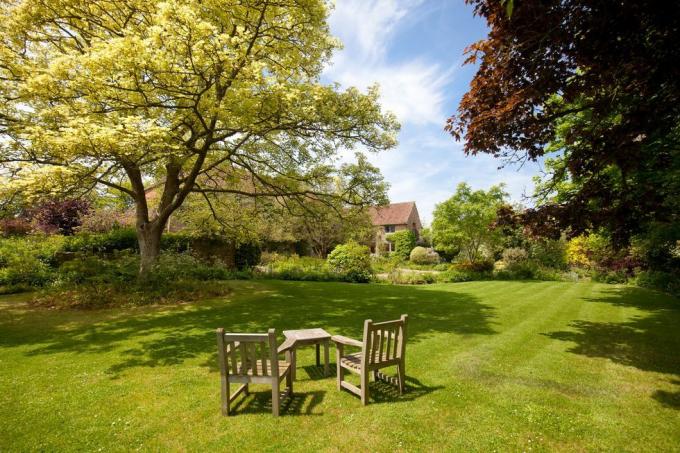 Mansão de East Lambbrook com jardins famosos à venda em Somerset