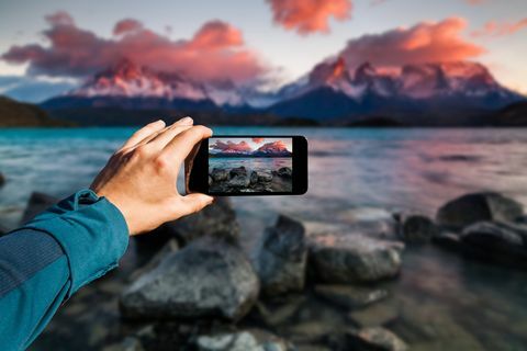 Fotografando com o smartphone na mão. Conceito de viagens. Torres del Paine, Pimentão