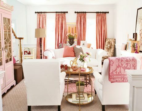 Sala de estar rosa e branca