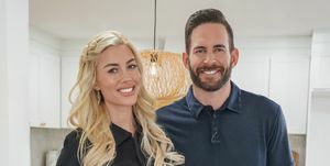 depois de concluir o passo a passo final, o anfitrião tarek el moussa à direita e heather rae young à esquerda estão prontos para obter este carson, ca flip listado e vendido