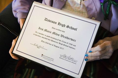 Mulher expulsa da escola para a gravidez de 1938 recebe diploma