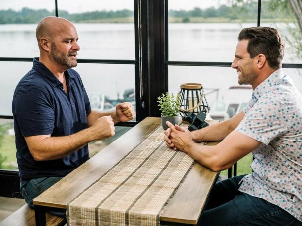 scott mcgillivray e bryan baeumler no confronto do resort de renovação