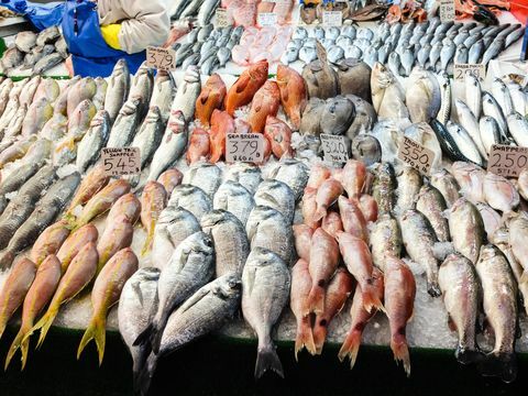 Peixe fresco à venda no mercado