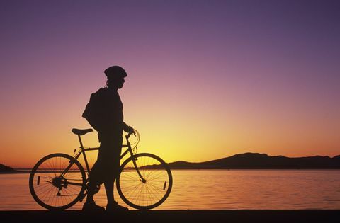 Ciclismo na silhueta de praia