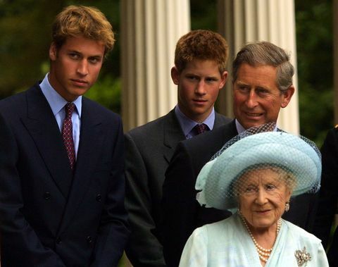 Príncipe William, Príncipe Harry e Príncipe Charles com a Rainha Mãe durante as celebrações em 2001.