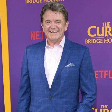 ator john michael higgins comparece à exibição especial de los angeles da netflixs a maldição da ponte oca no netflix tudum theater