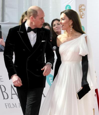 o príncipe e a princesa de gales comparecem ao ee bafta film awards 2023