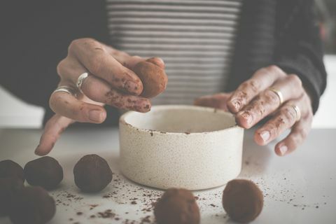 mulher fazendo trufas de chocolate caseiras